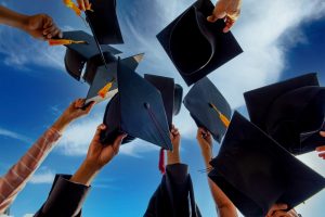 Alumnos celebran graduación con título propio y título oficial