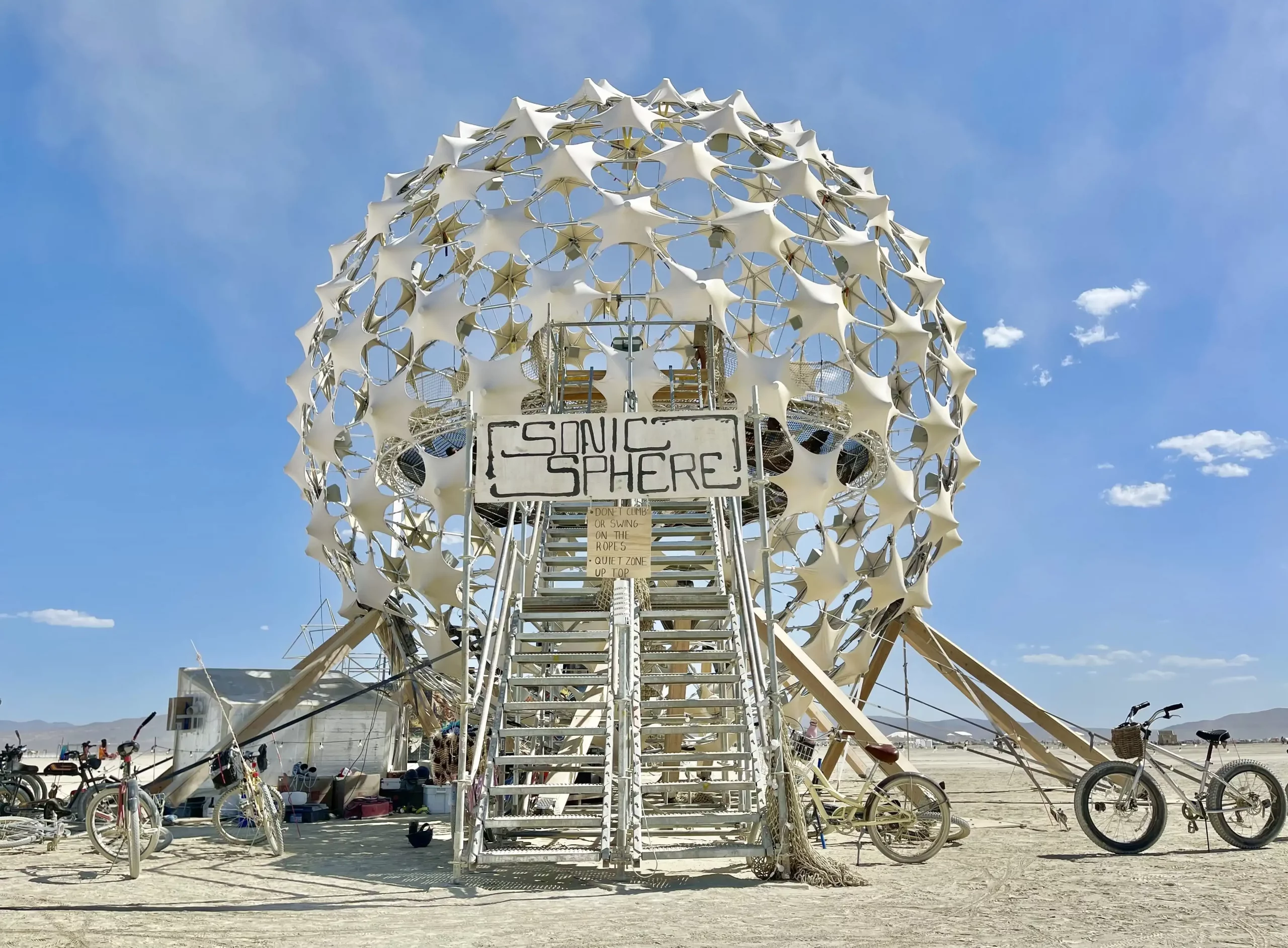 Arquitectura efímera en círculo para el festival Burning Man.