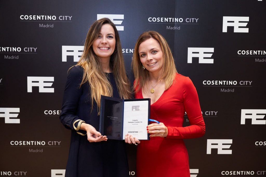 Las directoras Michelle y Laura reciben el Premio Cosentino City.