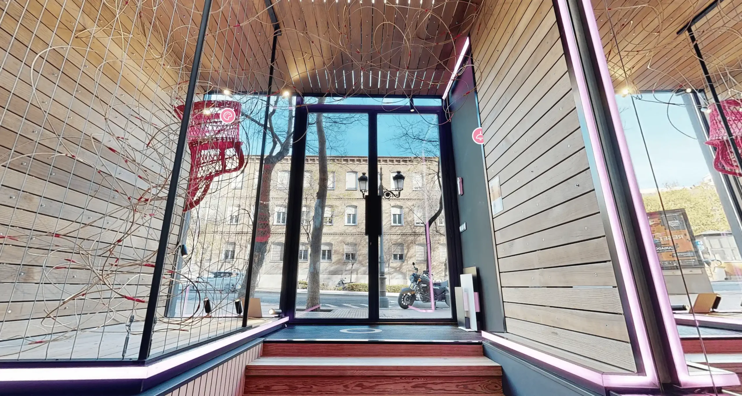 Vista frontal del escaparate del concurso Aretha.